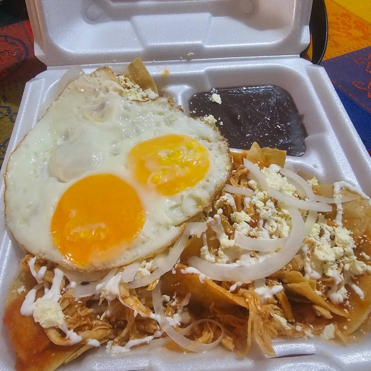Chilaquiles Rojos con Huevos Estrellados