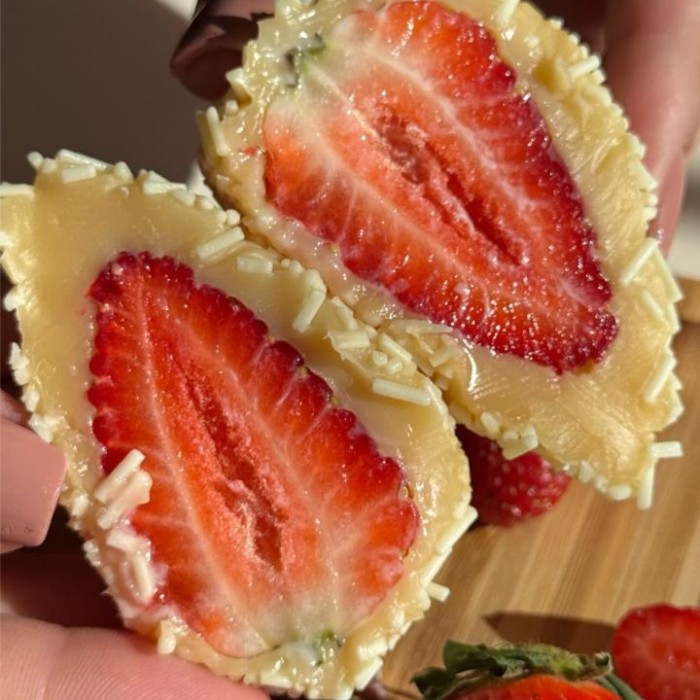 Delicie-se com nosso irresistível brigadeiro em formato de coxinha, recheado com um suculento morango e coberto com granulado gourmet. Uma explosão de sabor em cada mordida! Peso médio: 80g. Um prazer único que vai te conquistar!