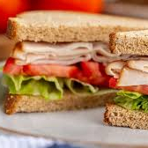 PEITO DE PERU , COM ALFACE, TOMATE E MOLHO DA CASA