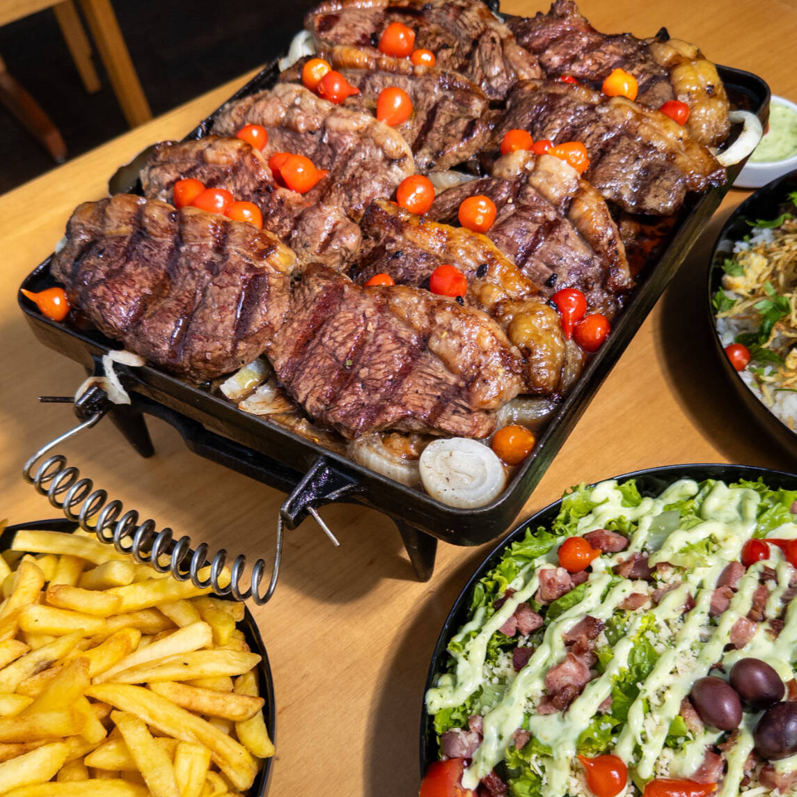 Corte nobre da Picanha servida com Aligot do Cheff Gordão (pioneiro). Acompanhada de batata frita, salada do chefe, arroz biro biro e molho Grill. Serve 5 pessoas