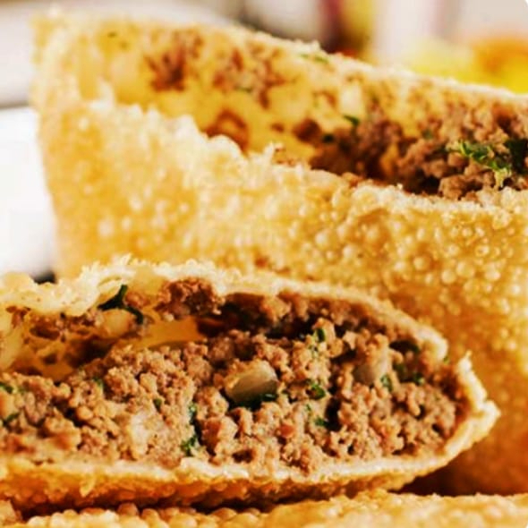 Pastel de carne moída suculenta com temperos especiais.