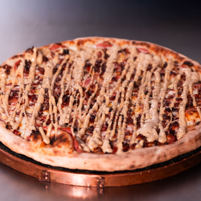 Molho, Mussarela, Calabresa, Bacon crispy, Delicioso molho de mostarda e mel, Oregano.