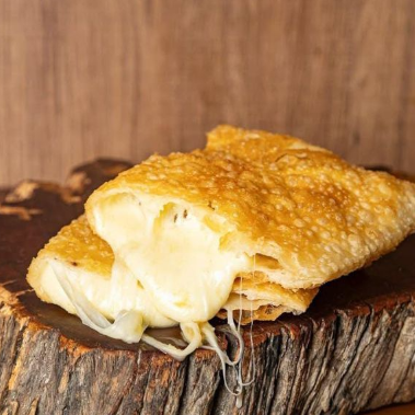 Mussarela bem derretida, tomate, ovo e azeitona.