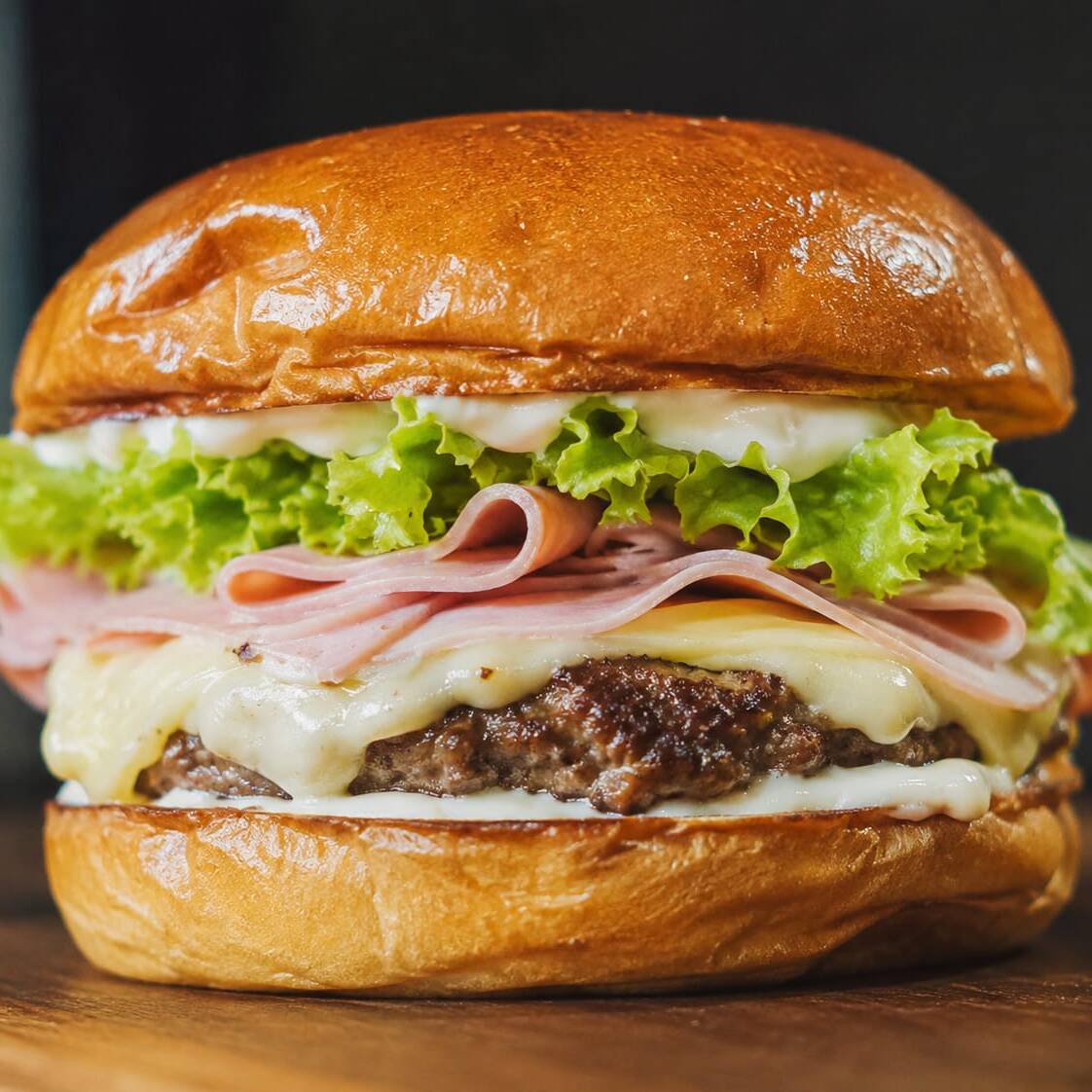 PAO,CARNE,MUSSARELA, SALADA E MOLHO ESPECIAL
