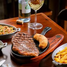 Carne de Sol Angus 400g in Natura. Acompanha: Arroz branco, feijão tropeiro, batata frita e banana à milanesa.