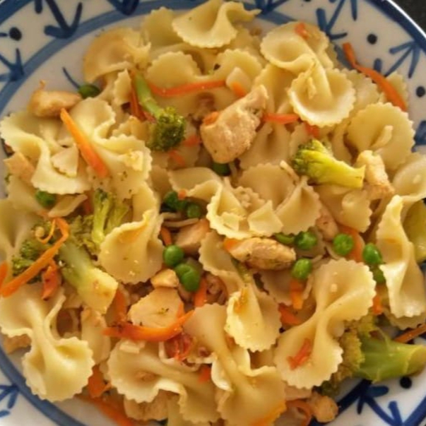 Delicioso macarrão de frango com queijo mussarela