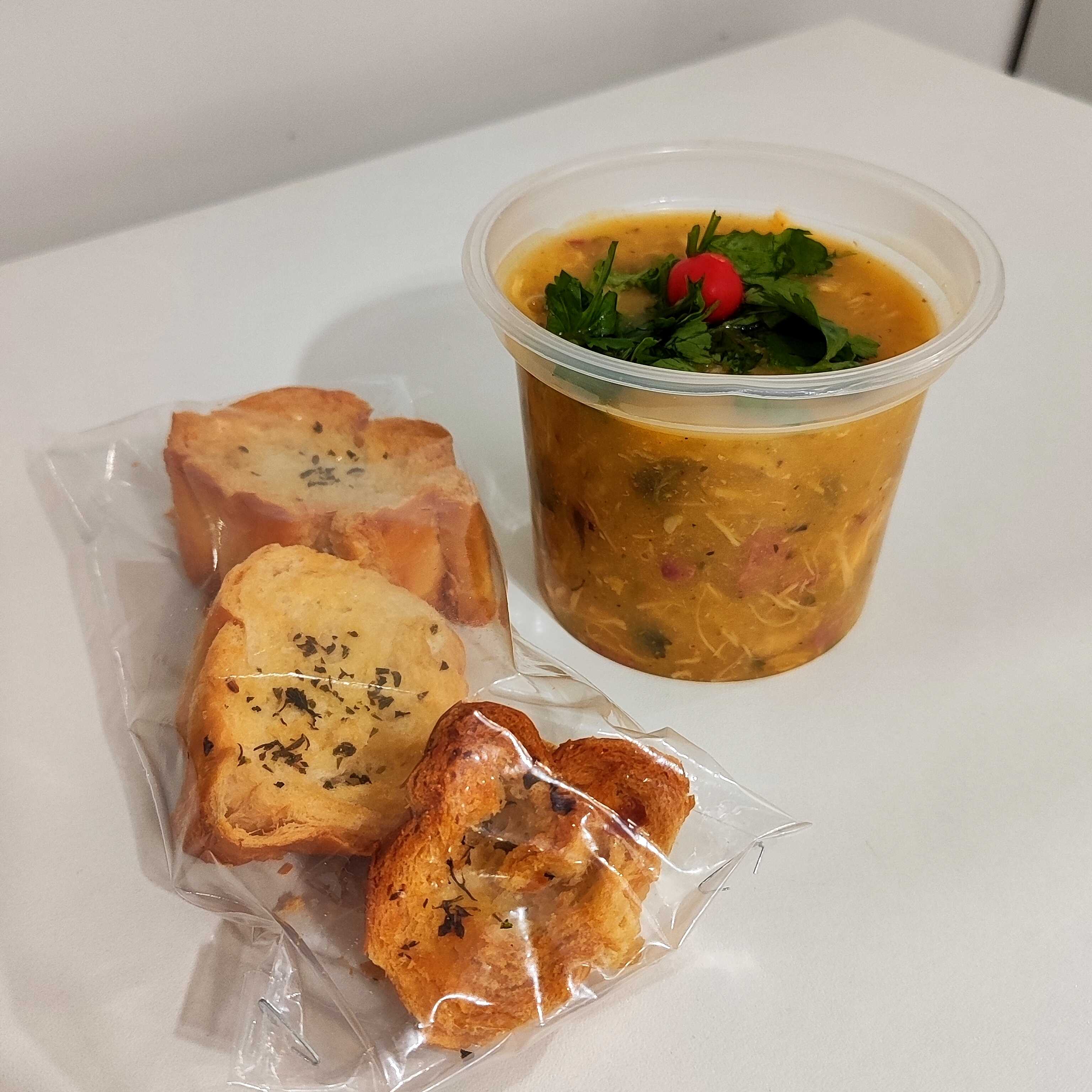 Caldo de Frango Rústico Preparado com frango desfiado, aipim bem cremoso, bacon crocante e calabresa, trazendo um sabor rústico e marcante. Temperado com ingredientes naturais como cebola, alho, pimentão e pimentinha-de-cheiro, leva 1 limão, caldo Knorr sabor frango, tempero baiano e o toque especial do tempero Edu Guedes (Assa Frão). Finalizado com coentro fresquinho por cima, resultando em um caldo encorpado, caseiro e irresistível.