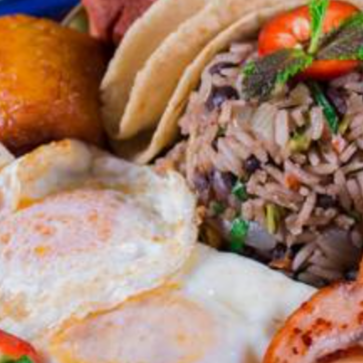 Gallo Pinto con Huevo y Jamón