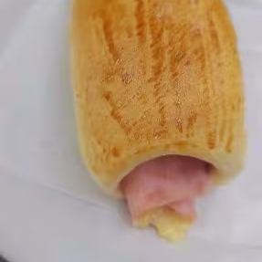 Farinha de trigo, ovo, manteiga, sal, presunto e queijo