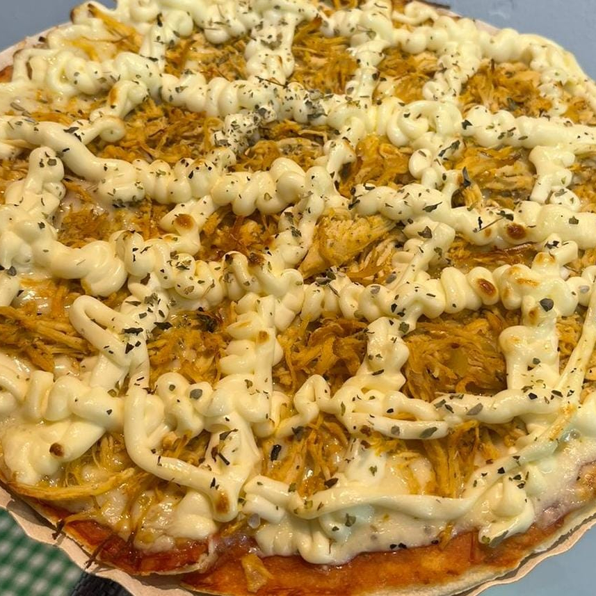 Massa artesanal, molho de tomate, frango desfiado e orégano. Cebola opcional