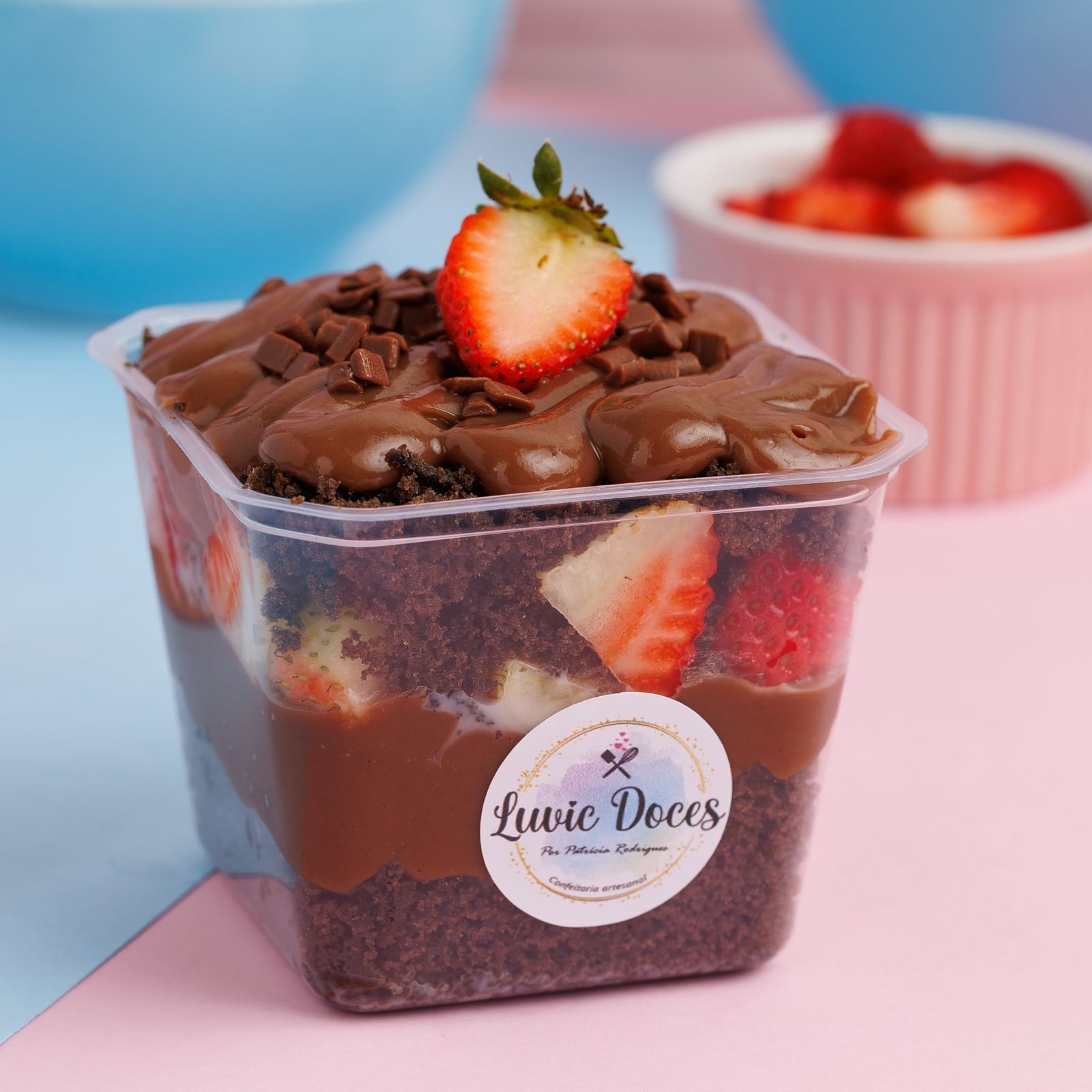 Massa de cacau brigadeiro cremoso morangos frescos finalizando com mais brigadeiro