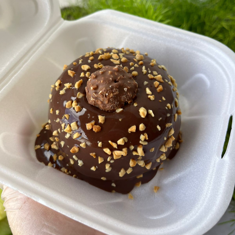 Massa de chocolate, com brigadeiro tradicional, Nutella e amendoim