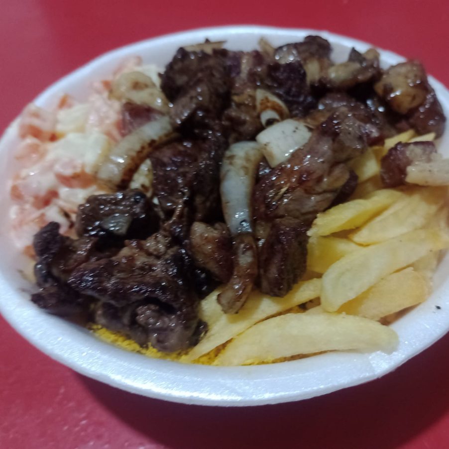 Baião, carne, farofa, salada de maionese e batata frita