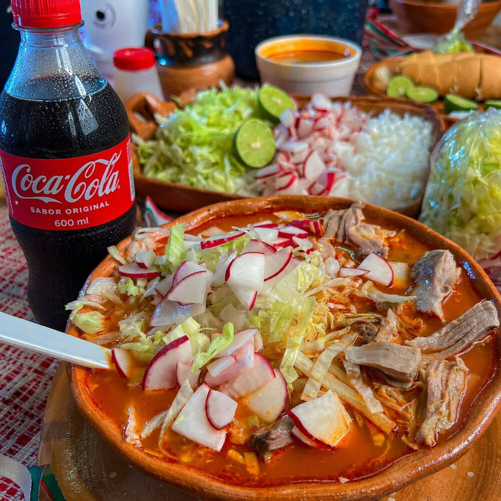 Pozole Medio Litro y Coca Cola 600ML