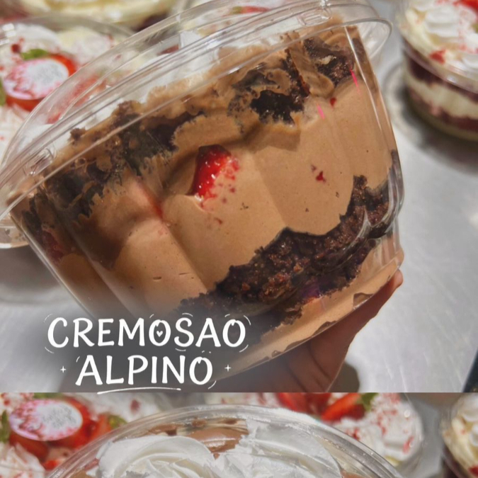 Bem chocolatudo, nosso cremosao de Alpino trás camadas e camadas de ganache meio amargo, creme de chocolate alpino, morangos fresquinhos e bolo dark. Uma sobremesa deliciosa tamanho família! Cerca de 1,5l.