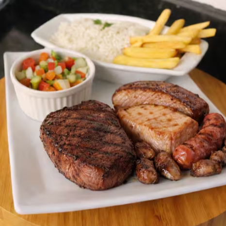 Kit de churrasco 1,5kg: Picanha, lombo, coração, linguiça, acompanhamento 1 guarnição de arroz -G, 1 guarnição de tropeiro-G, 1 guarnição de fritas-G, 4 bananas fritas, 4 porções de vinagrete individual. Serve até 4 pessoas.