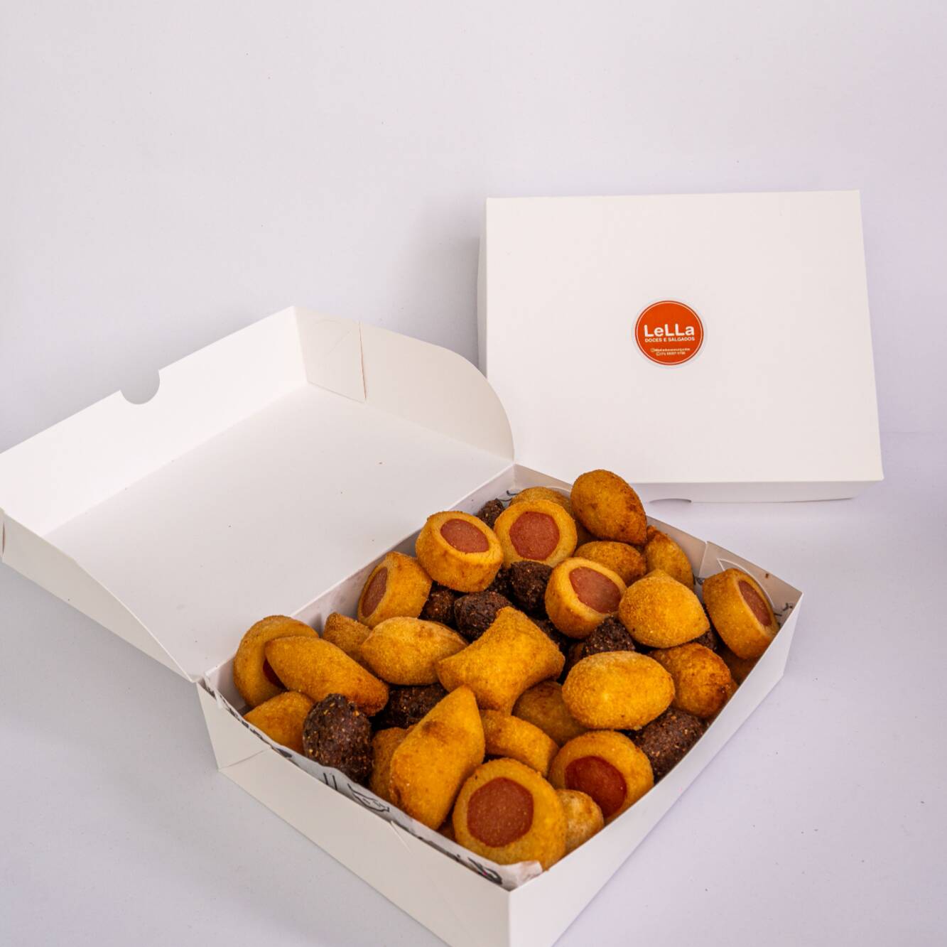 Escolha os seus sabores preferidos, monte seu combo e delicie-se!
Temos Coxinha, Kibe, Bolinha de queijo tradicional, bolinha de queijo com orégano, bolinha de queijo com alho, croquete de pizza, croquete de carne seca, enroladinho de salsicha e croquete de calabresa. Você também pode selecionar nossos salgados especiais de Camarão.