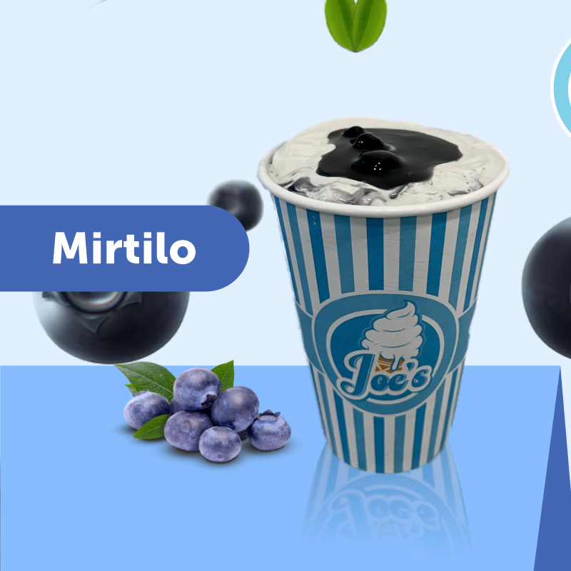 Milkshake feito com sorvete de baunilha, batido com variegatto de mitilo e mirtilo no topo.