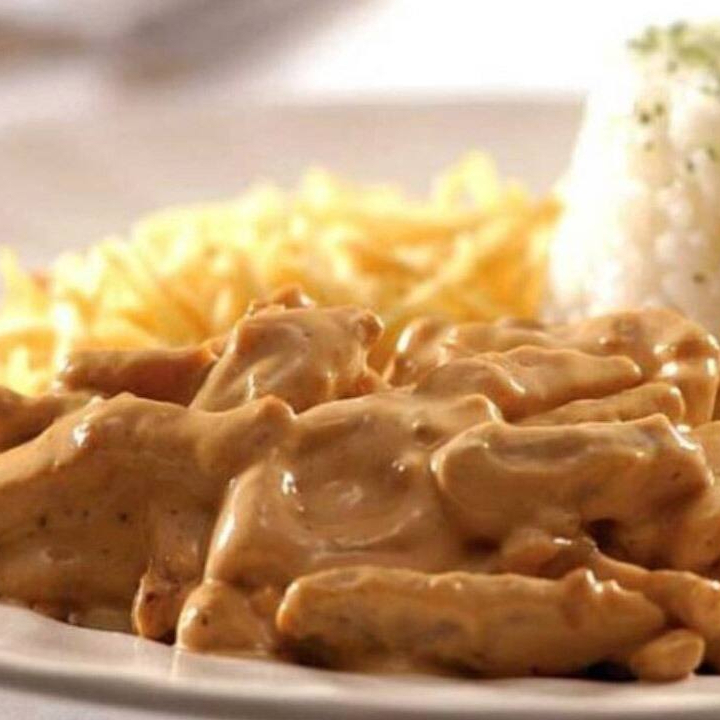 Tiras de carne selecionadas cuidadosamente. Acompanha arroz e batata palha.