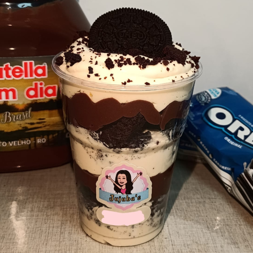 Uma verdadeira tentação! Nosso Supremo de Oreo é composto por nosso cremoso mousse de Oreo, pedaços do nosso irresistível brownie molhadinho, recheio cremoso de Ninho, muita Nutella pura e finalizado com o maravilhoso biscoito Oreo.