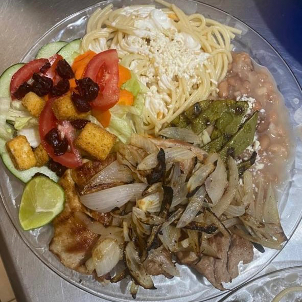 PECHUGA ASADA CON NOPAL Y CEBOLLA