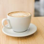 Uma dose de espresso, leite, creme de leite, polvilhado com cacau e canela (opcional)