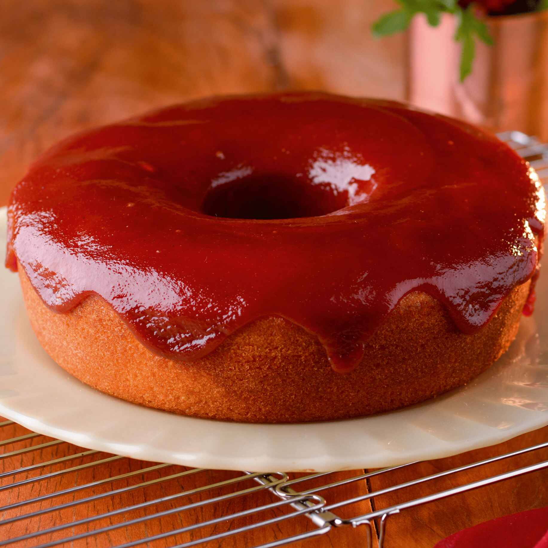 Bolo de fubá macio, com textura leve e sabor tradicional.
Preparado com pedaços de goiabada na massa. Opção de finalização: Calda cremosa de goiabada. Imagem meramente ilustrativa
Bolo pequeno serve até 8 fatias
Bolo grande serve até 16 fatias