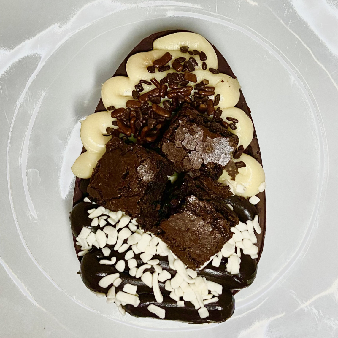 ovo recheado com ganache de chocolate 50% cacau, camada de brownie e ganache de ninho