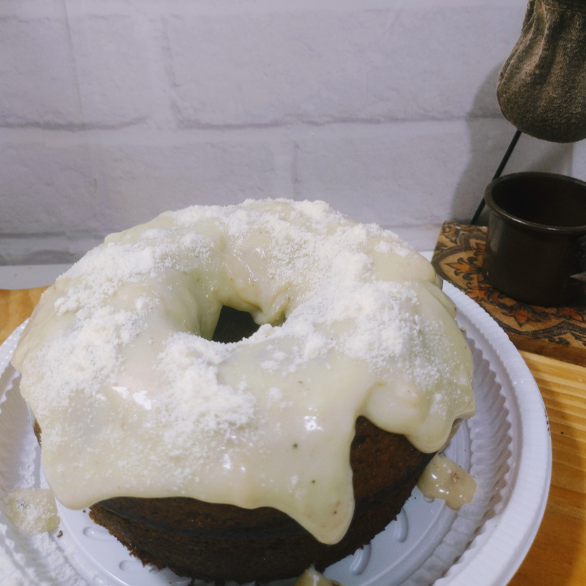 Bolo fofinho com sabor marcante de capuccino, finalizado com um creme suave de leite Ninho que equilibra intensidade e doçura. Combinação perfeita para quem ama café com um toque cremoso e irresistível. Ideal para transformar seu café da tarde em um momento especial. Rende até 6 fatias bem servidas.