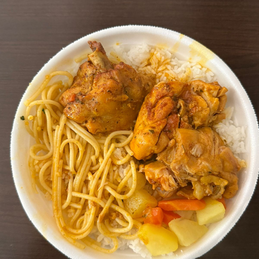 Arroz, feijão, macarrão, salada, frango ao molho, doce e coca lata.