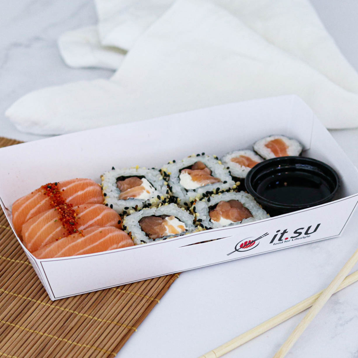 Caixa media 9 peças 3 peças niguiri de salmão (com tempero shichimi) 4 peças Uramaki Philadelphia 2 peças Hossomaki Salmão 1pote de Shoyu