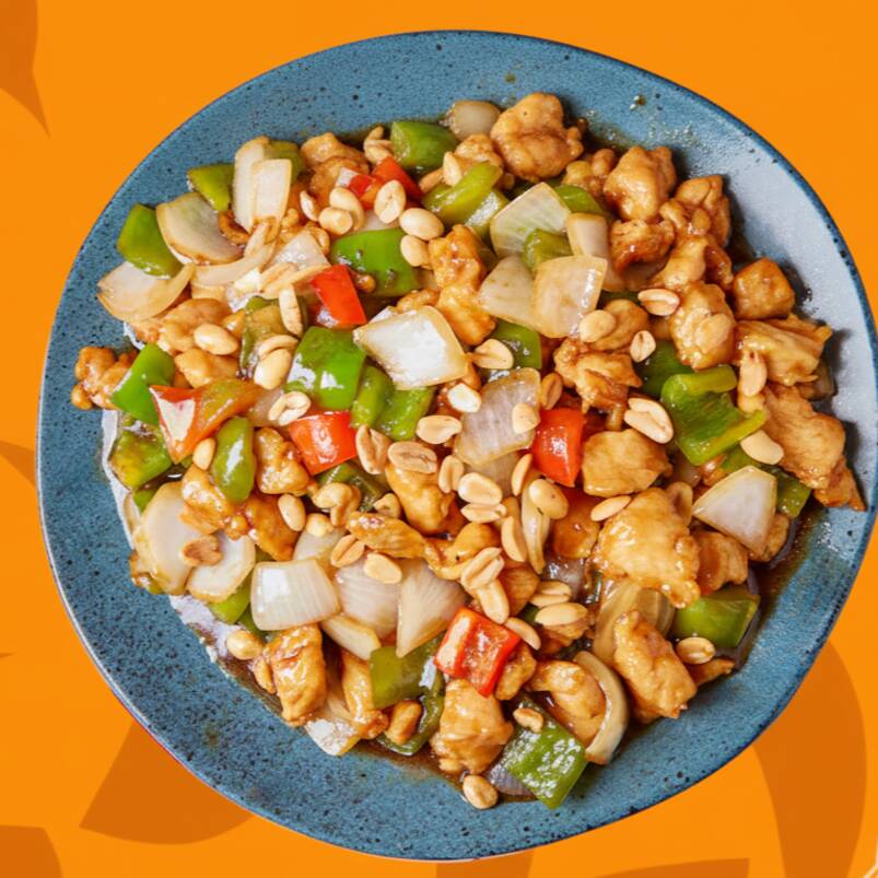 Cubos suculentos de frango combinados com pimentões, cebolas, envolvidos com o clássico molho do Lig-Lig finalizados com amendoim. Preparado no wok chinês de forma artesanal com ingredientes frescos.