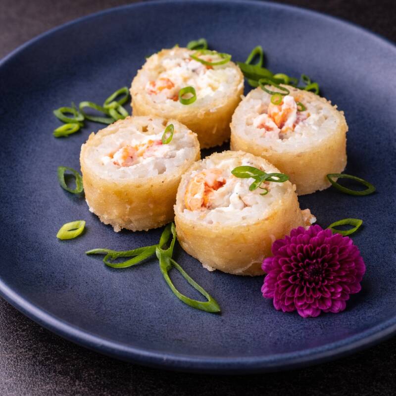 Envolto na massa de Harumaki (massa de rolinho primavera) recheado com arroz, cream cheese e camarão.