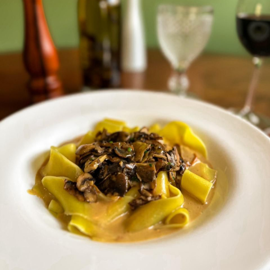 Papardelle artesanal com molho funghi porcini e cogumelos frescos.
