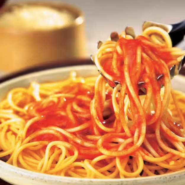 Porção de macarrão com molho de tomate artesanal