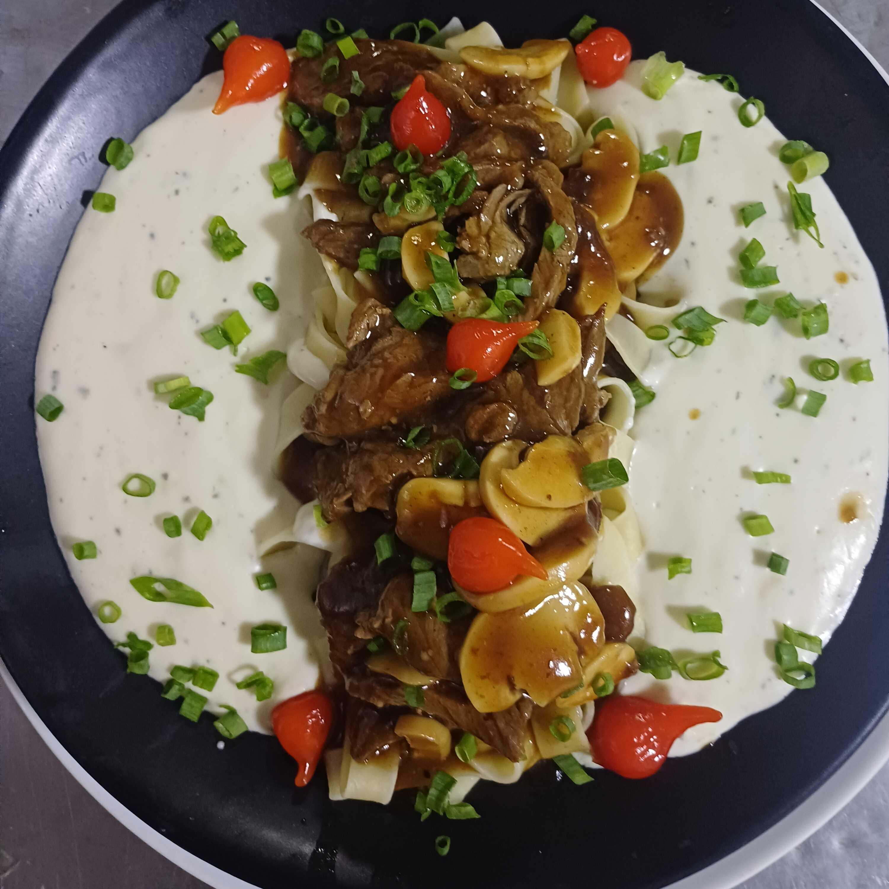 Massa talharim ao molho de gorgonzola, filé mignon ao molho roty com champignon.