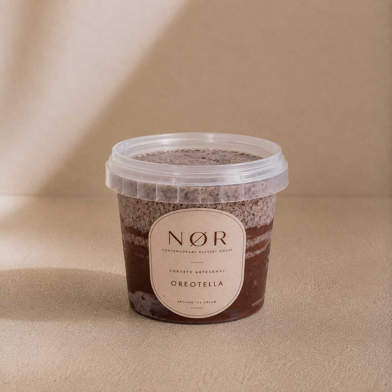 Oreotella - Chocolate c/ Oreo e Nutella
Sorvete de chocolate com pedaços de Oreo incorporados à base, trazendo textura e crocância ao sorvete. Finalizado com Nutella pura, que se mistura ao chocolate e aos pedaços de biscoito