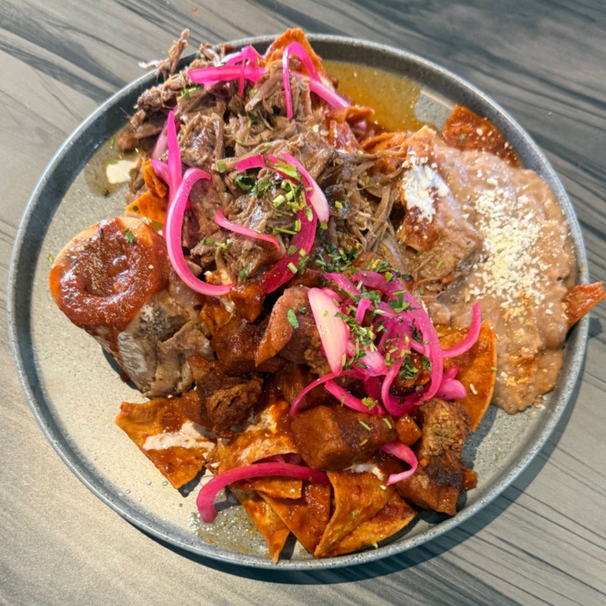 Chilaquiles de Birria con Cachete