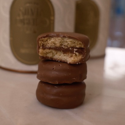 Bolacha amanteigada, recheada com Nutella e mergulhada no chocolate Belga.