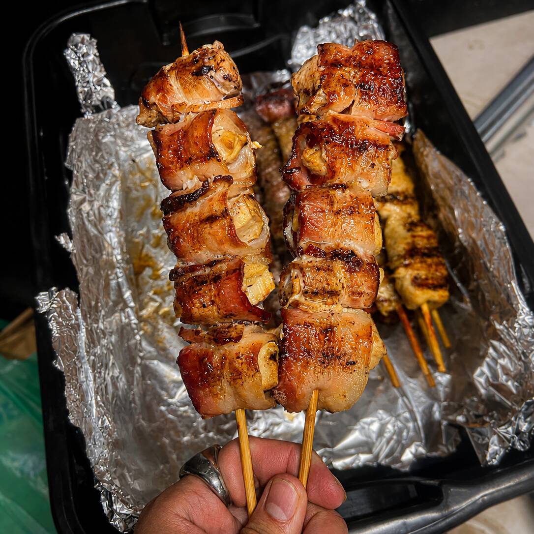 O favorito do público! Cubos de frango rigorosamente temperados e envolvtos em bacon de primeira linha. O bacon carameliza na brasa e deixa o frango extremamente suculento.
Cortesia Especial: Farofa Especial da Casa. (Aprox. 110g - 120g).