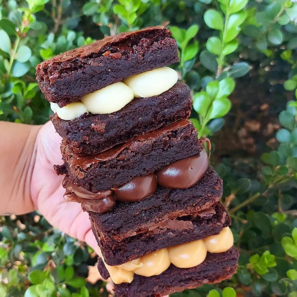 Brownie bem molhadinho, recheado com creme de chocolate