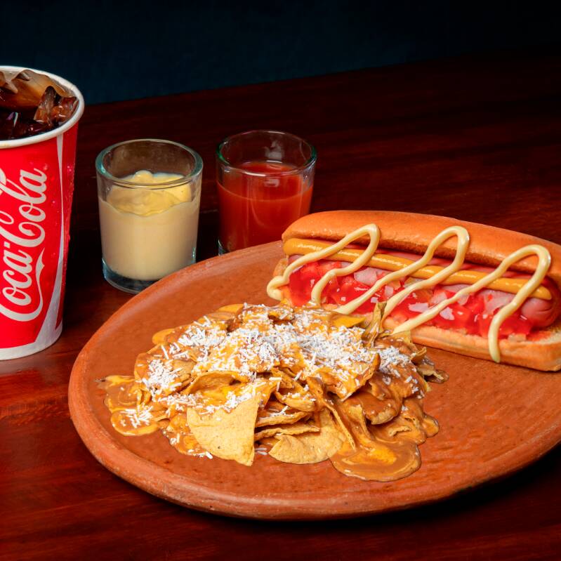 Paquete de Hot-Dog con Nachos y Refresco