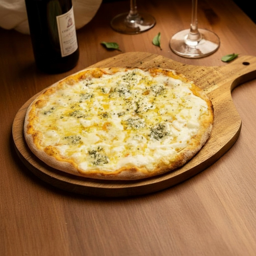 Pizza 4 Queijos: Molho italiano, muçarela, provolone, gorgonzola, parmesão, Catupiry e toque de orégano. Cremosa, intensa e cheia de sabor!