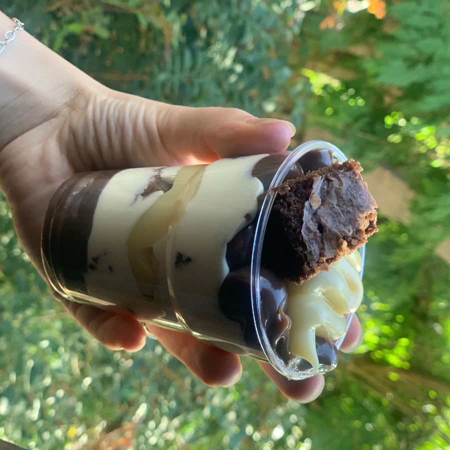 Pra voce que esta louco por um doce esse copo brownie e perfeitooo.... Com camadas de brigadeiro 50% e brigadeiro branco, nosso creme de ninho aveludado e pedaços de brownie