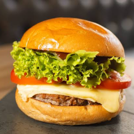 acompanham pão, maionese, hambúrguer, queijo, presunto, alface, tomate e batata palha.