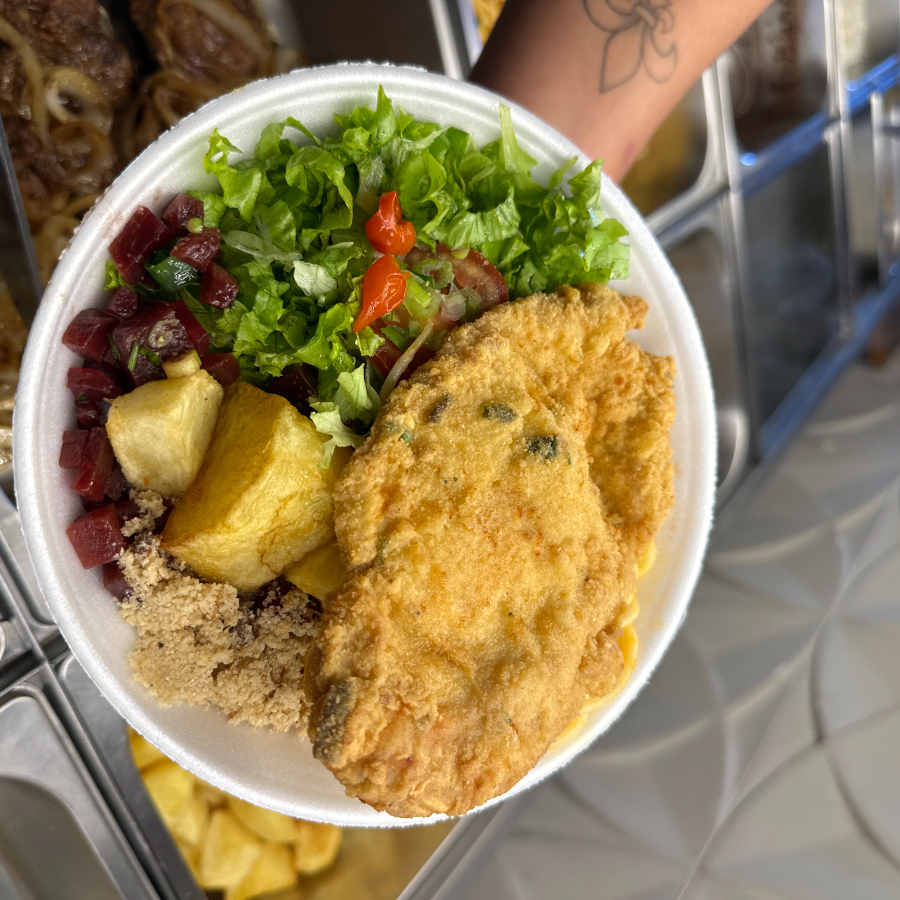 Quentinha de Filé de Frango à milanesa com os acompanhamentos: Arroz, Feijão, Macarrão ao molho de tomate, Farofa, Batata corada, Salada Verde e Salada de Beterraba para tornar sua refeição ainda mais completa e deliciosa!