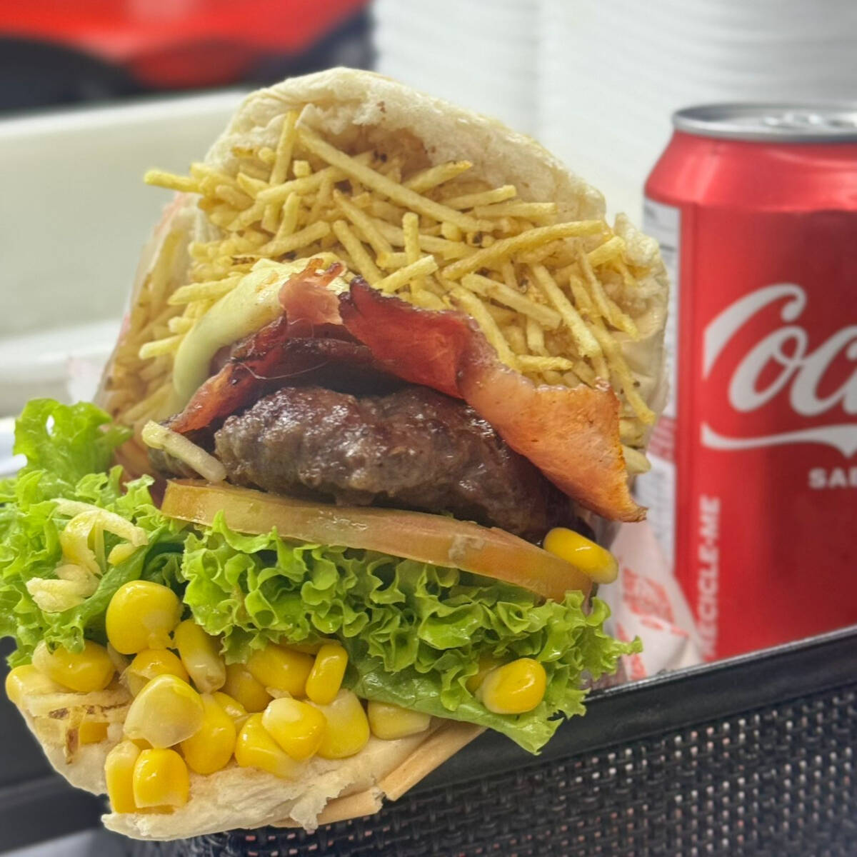 Um X-Bacon Simples completo com muçarela, bacon, alface, tomate, batata palha e milho, acompanhado de refri lata 350ml. O combo perfeito para matar a fome!