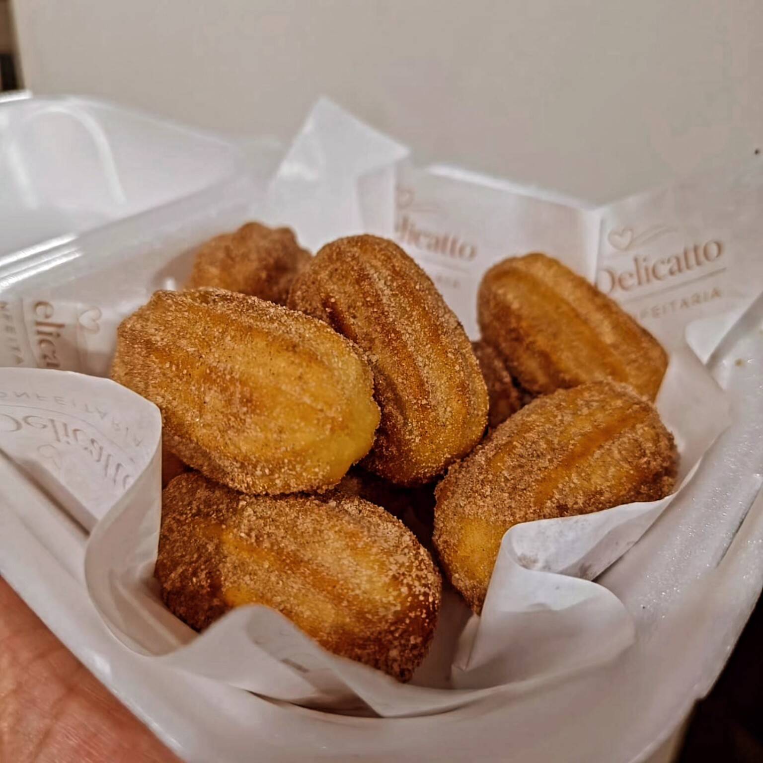 10 unidades de mini churros, recheado com doce de leite , finalizado no açúcar e na canela.
Uma delícia Delicatto, crocante por fora, macia por dentro.