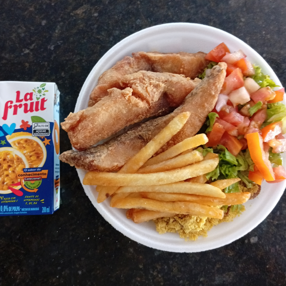 Arroz, feijão de caldo, farofa da casa, batata frita e salada