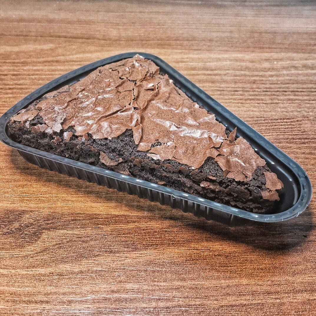 Brownie de chocolate meio amargo com textura molhadinha por dentro e levemente crocante por cima. Uma opção clássica para quem gosta do sabor puro do brownie, sem coberturas.